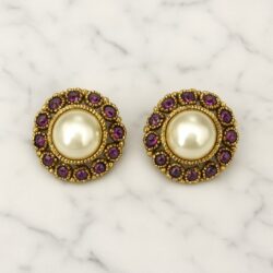Boucles d’oreilles clips vintage rondes en métal doré avec cristal violet et perle blanche