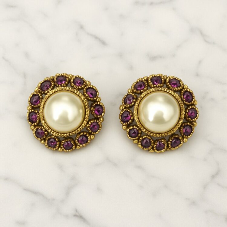 Boucles d’oreilles clips vintage rondes en métal doré avec cristal violet et perle blanche